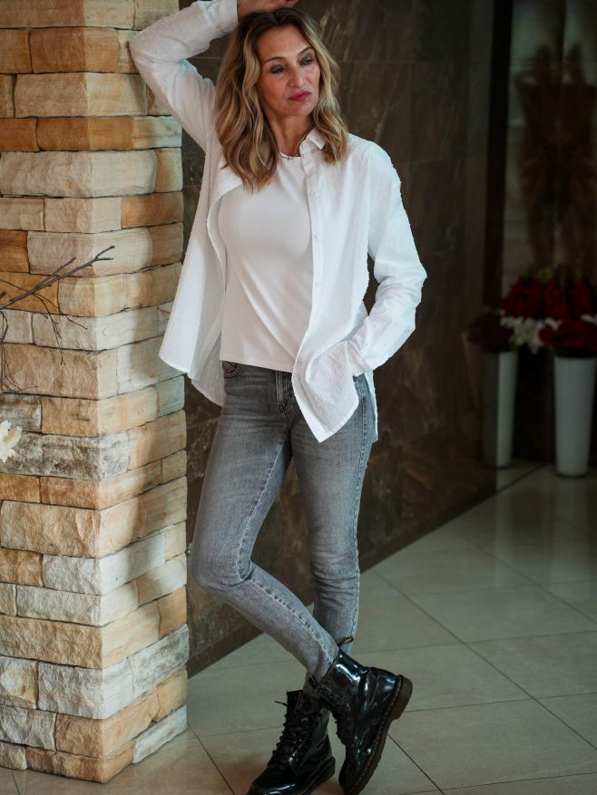 Hledáte dárek, který spojuje styl i praktičnost? 🎁 Košile Kate je přesně ten typ kousku, který zaručeně potěší – jemná...