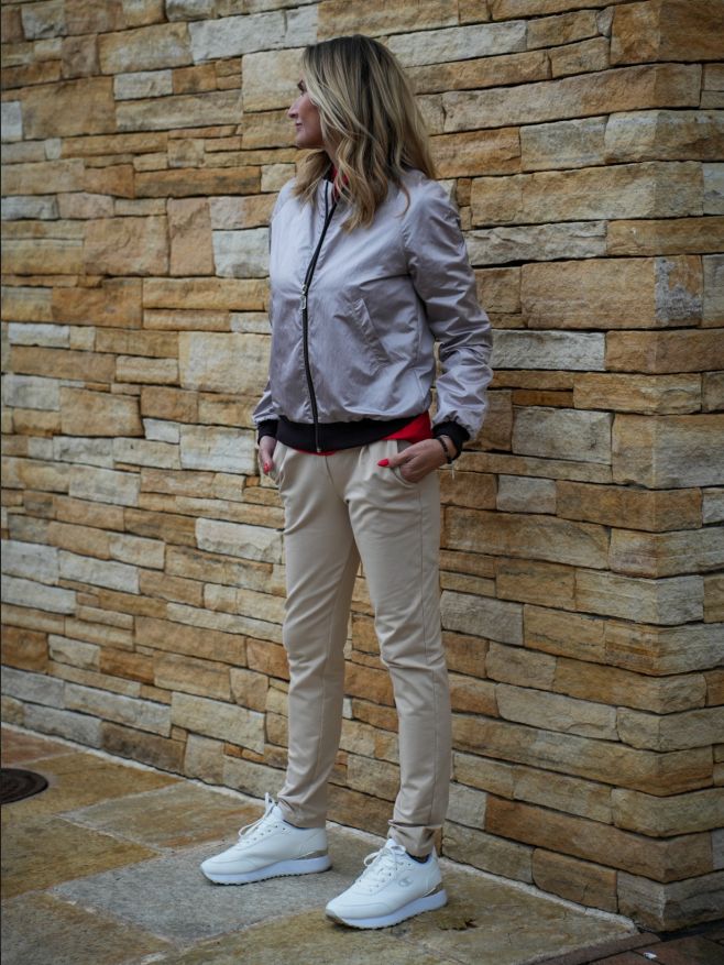 Hledáte stylový kousek, který doplní váš šatník? Naše dámská bomber bunda BETY je ideální volbou. Je vypodšívkovaná, ale...