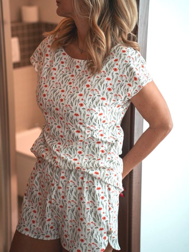 Patříte mezi ty, kteří i v zimě spí raději nalehko? 🤍 Pak jsou tyto pyžamové sety ideální přesně pro Vás. Tričko a...